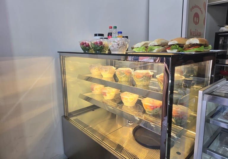 Vitrina de Keiko con ensaladas y sándwiches